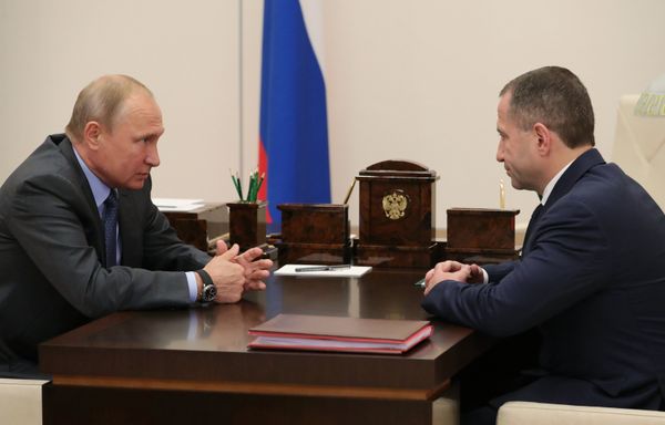 Президент РФ Владимир Путин и посол РФ в Белоруссии Михаил Бабич во время встречи. 24 августа 2018