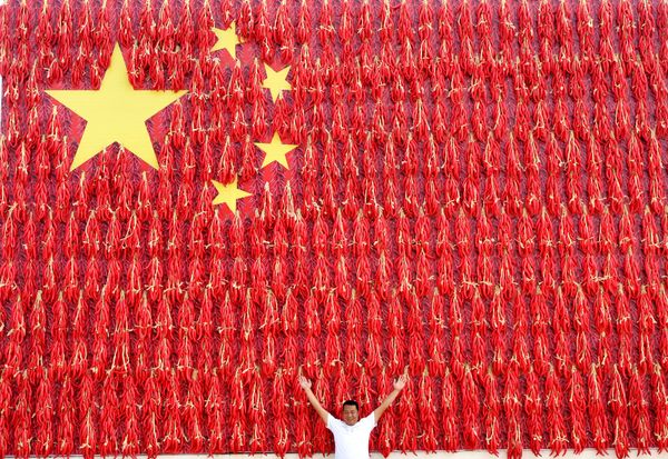 Гигантский флаг КНР, украшенный красным чилийским перцем в предверии праздника Дня образования КНР в провинцмм Хэнань
