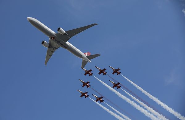 Пилотажная группа ВВС Турции на истребителях F-5 и пассажирский самолет во время выставки в Стамбуле