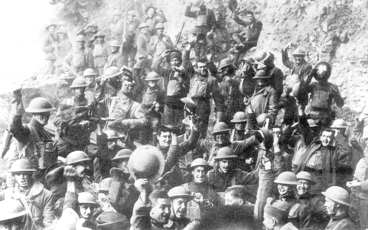 Американские солдаты празднуют прекращение огня 11 ноября 1918 года
