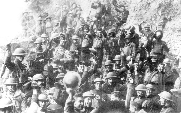 Американские солдаты празднуют прекращение огня 11 ноября 1918 года Американские солдаты празднуют прекращение огня 11 ноября 1918 года