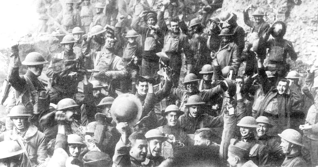 Американские солдаты празднуют прекращение огня 11 ноября 1918 года