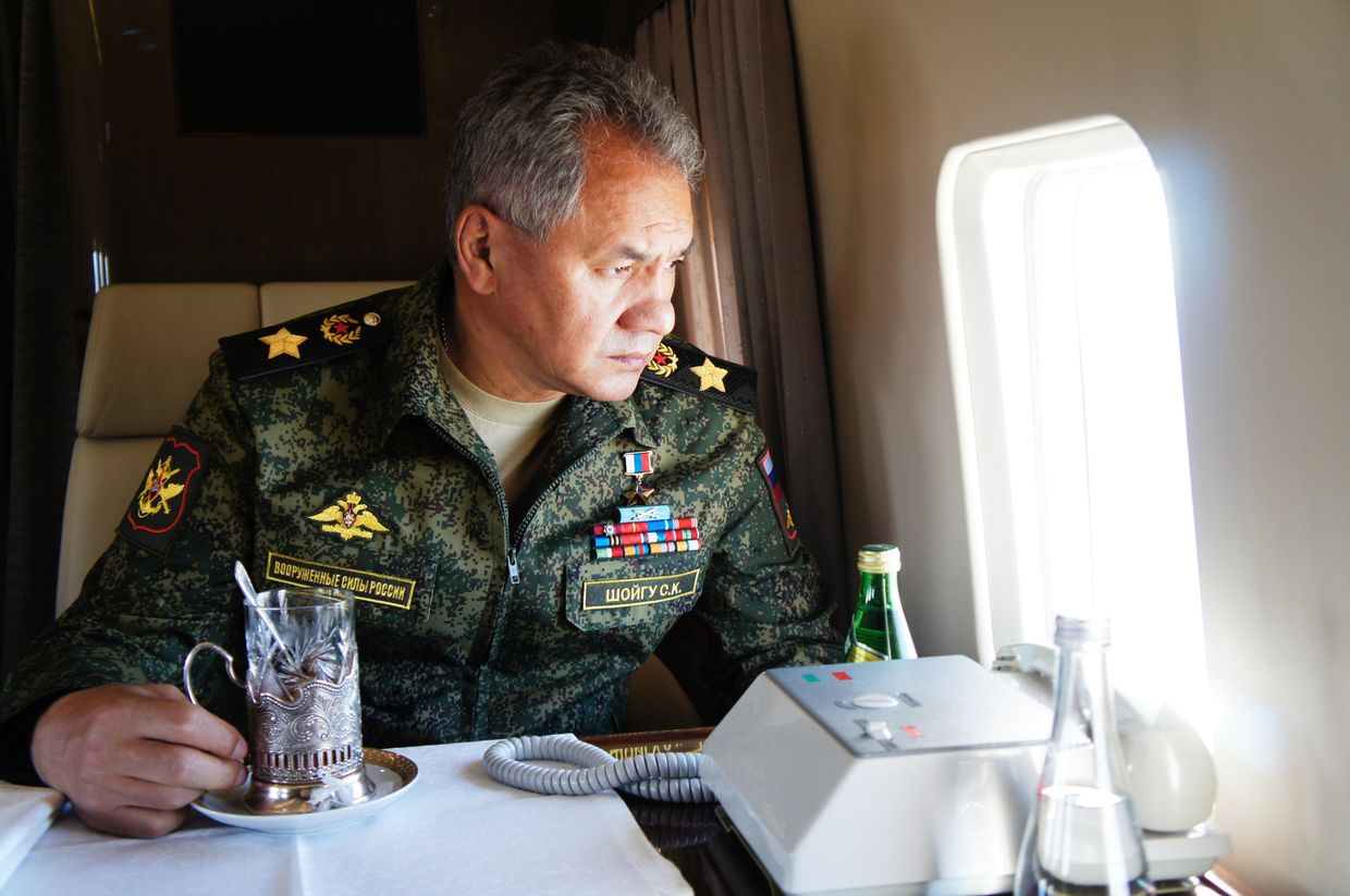 Министр обороны РФ Сергей Шойгу во время облета забайкальского полигона Цугол, где проходит основной этап военных маневров Восток-2018