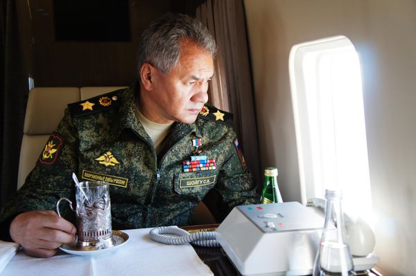 Министр обороны РФ Сергей Шойгу во время облета забайкальского полигона Цугол, где проходит основной этап военных маневров Восток-2018