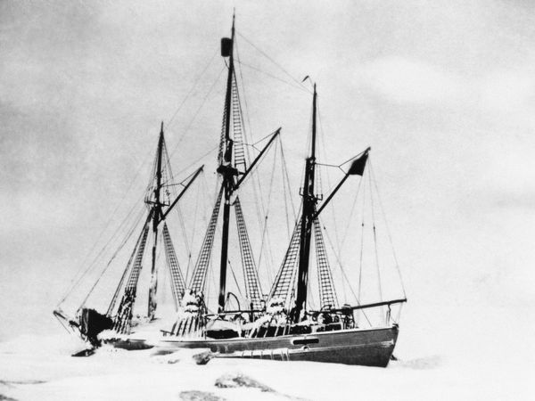 1923 год. Шхуна Мод, вмерзшая в лед у берегов Сибири 1923 год. Шхуна Мод, вмерзшая в лед у берегов Сибири