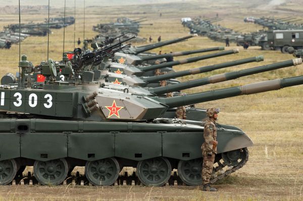 Военнослужащий у боевого танка Type 99 (ZTZ-99) Народно-освободительной армии Китая на забайкальском полигоне Цугол во время учений Восток-2018