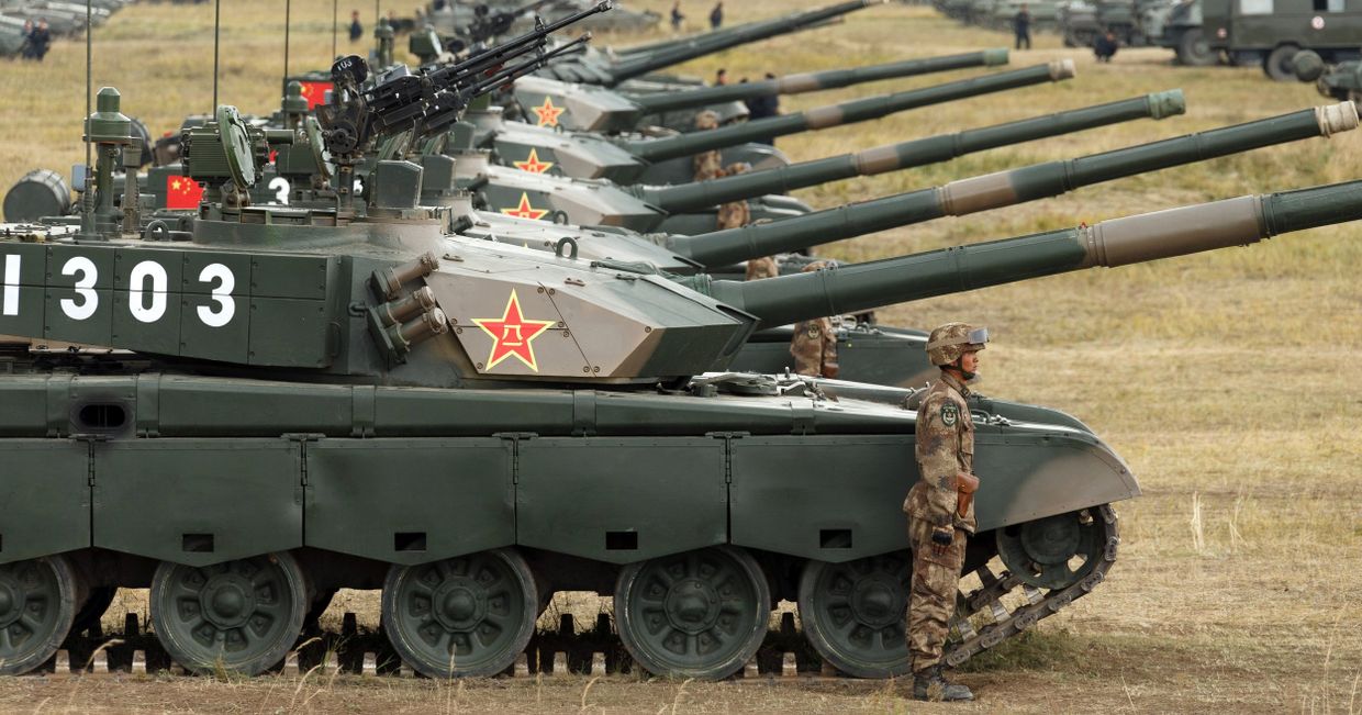 Военнослужащий у боевого танка Type 99 (ZTZ-99) Народно-освободительной армии Китая на забайкальском полигоне Цугол во время учений Восток-2018 Военнослужащий у боевого танка Type 99 (ZTZ-99) Народно-освободительной армии Китая на забайкальском полигоне Цугол во время учений Восток-2018