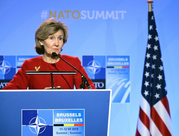 Постоянный представитель США при НАТО Кей Бейли Хатчисон 