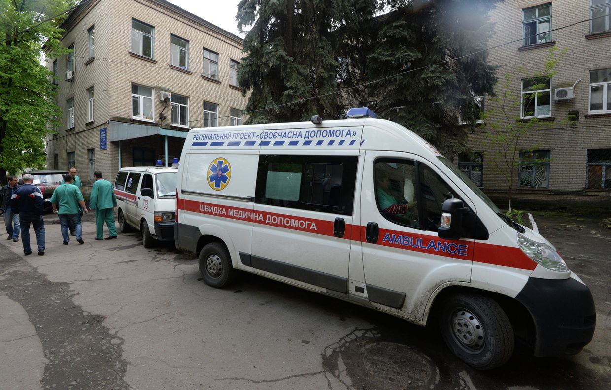 Машины скорой помощи возле центральной больницы Славянска