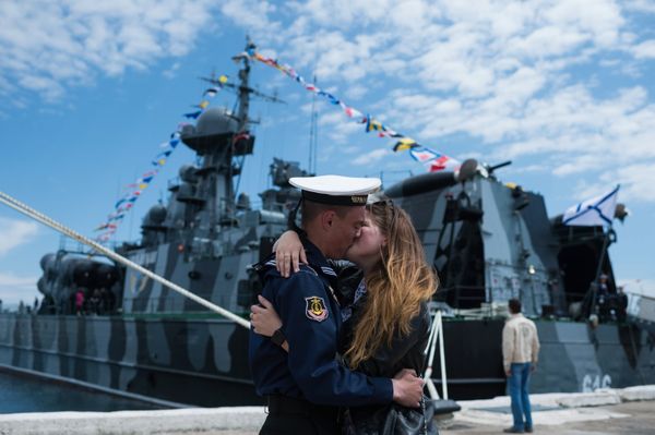 Моряк Черноморского флота с девушкой во время праздничных мероприятий в Севастополе. 13 мая 2018 Моряк Черноморского флота с девушкой во время праздничных мероприятий в Севастополе. 13 мая 2018