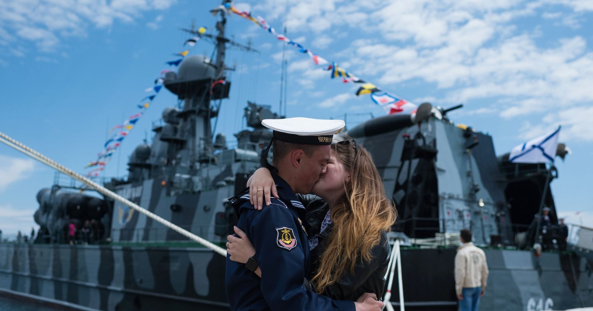 Моряк Черноморского флота с девушкой во время праздничных мероприятий в Севастополе. 13 мая 2018 - ИноСМИ, 1920, 09.12.2020
