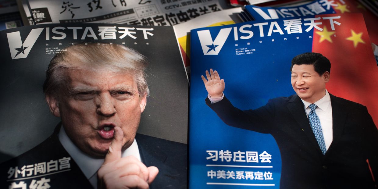 Потртреты президента США Дональда Трампа и председателя КНР Си Цзиньпиня на обложках журналов в Пекине, Китай
