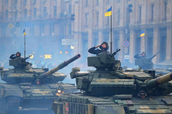Танки Т-72 на репетиции военного парада в честь 27-ой годовщины Независимости Украины в центре Киева