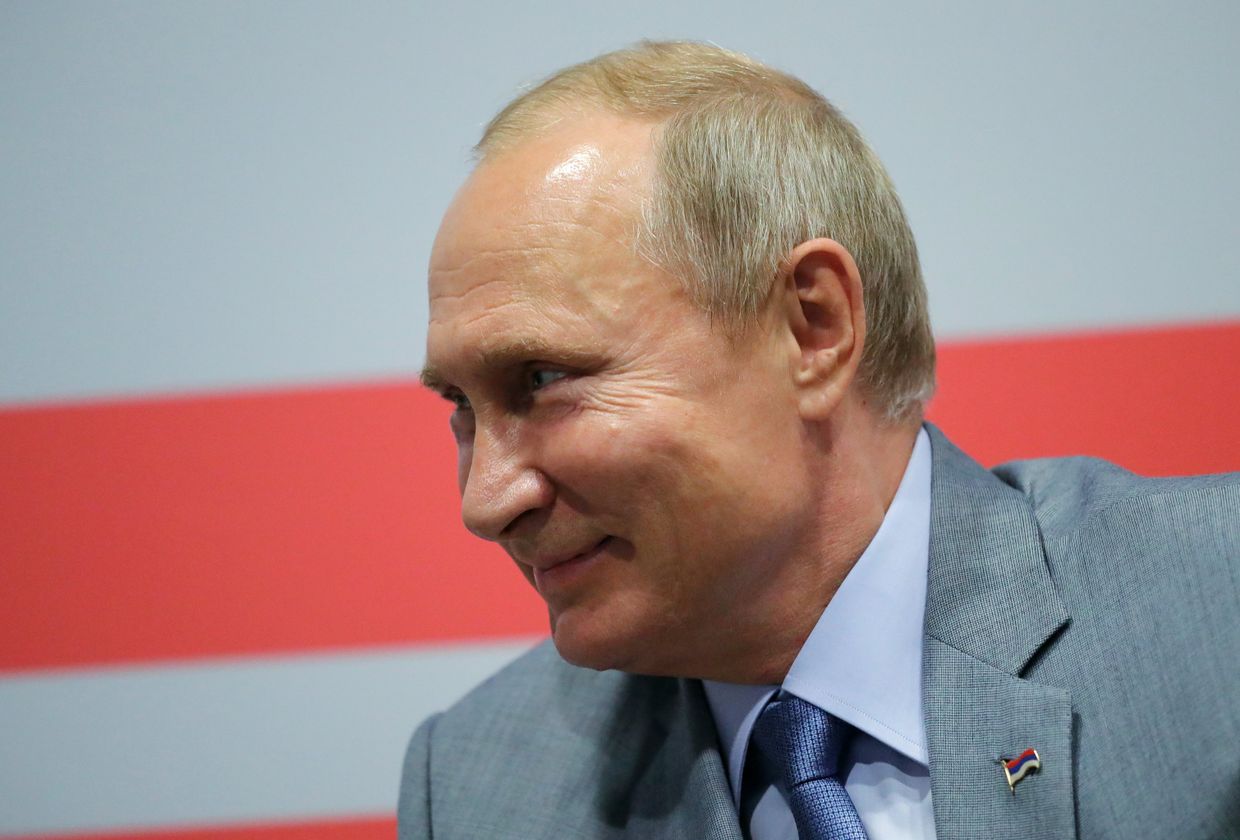 Владимир Путин во время встречи с президентом республики Сербской Боснии и Герцеговины Милорадом Додиком в Сочи Автодроме. 30 сентября 2018