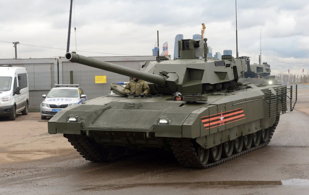 Танк Т-14 Армата перед началом репетиции военного парада в Москве