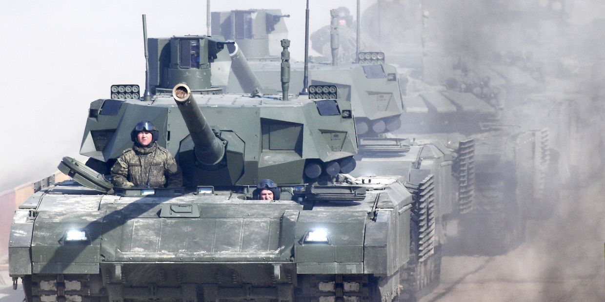 Танк Т-14 Армата во время репетиции Парада Победы на военном полигоне Алабино в Московской области Танк Т-14 Армата во время репетиции Парада Победы на военном полигоне Алабино в Московской области