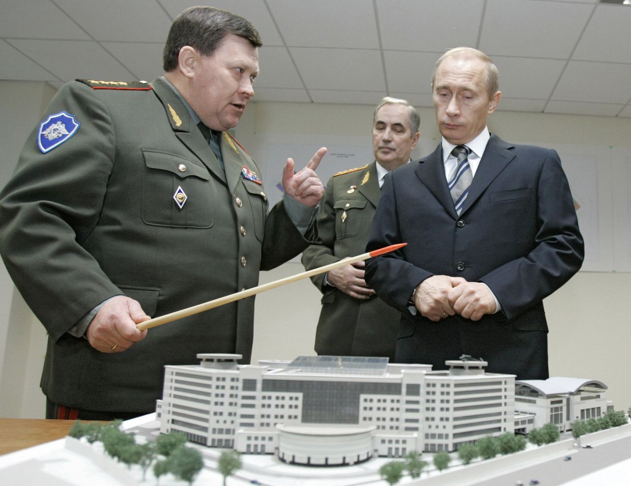 Владимир Путин осматривает макет здания ГРУ Владимир Путин осматривает макет здания ГРУ