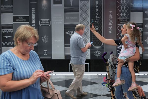 Пассажиры на станции Рассказовка Калининско-Солнцевской линии Московского метрополитена