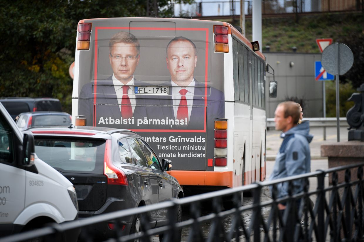 Предвыборный плакат социал-демократической партии Согласие на автобусе в Риге