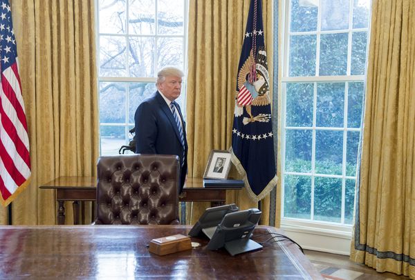 Президент США Дональд Трамп у фотографии своего отца Фреда Трампа в Овальном кабинете в Белого дома в Вашингтоне