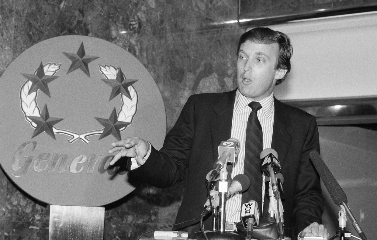 Новый владелец New Jersey Generals Дональд Трамп общается с журналистами