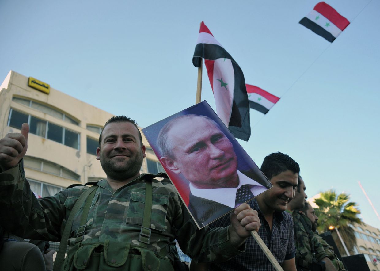 Военнослужащие Сирийской Арабской армии на митинге в Тартусе в поддержку операции Воздушно-космических сил РФ в Сирии Военнослужащие Сирийской Арабской армии на митинге в Тартусе в поддержку операции Воздушно-космических сил РФ в Сирии