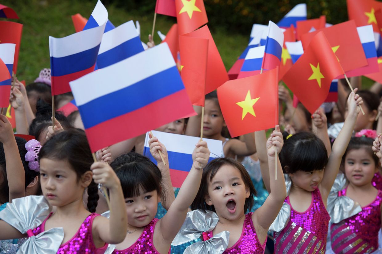 Флаги России и Вьетнама