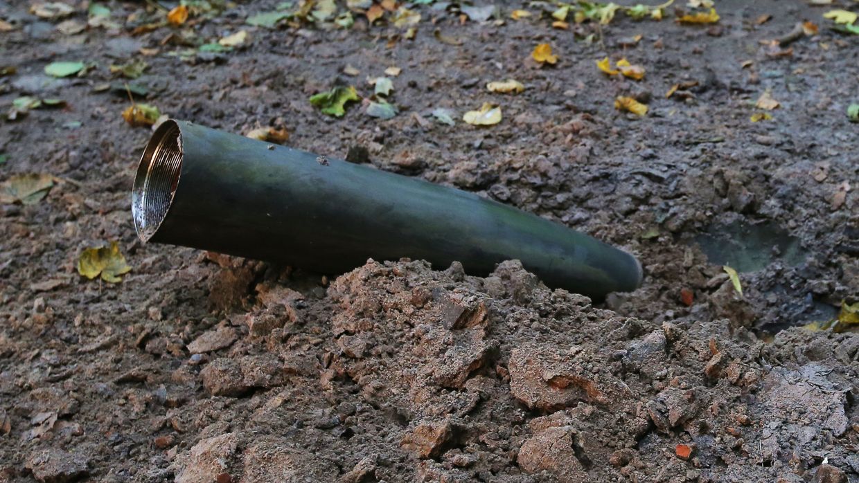 Оболочка снаряда в лесу после взрыва на военном складе под Черниговом. 9 октября 2018