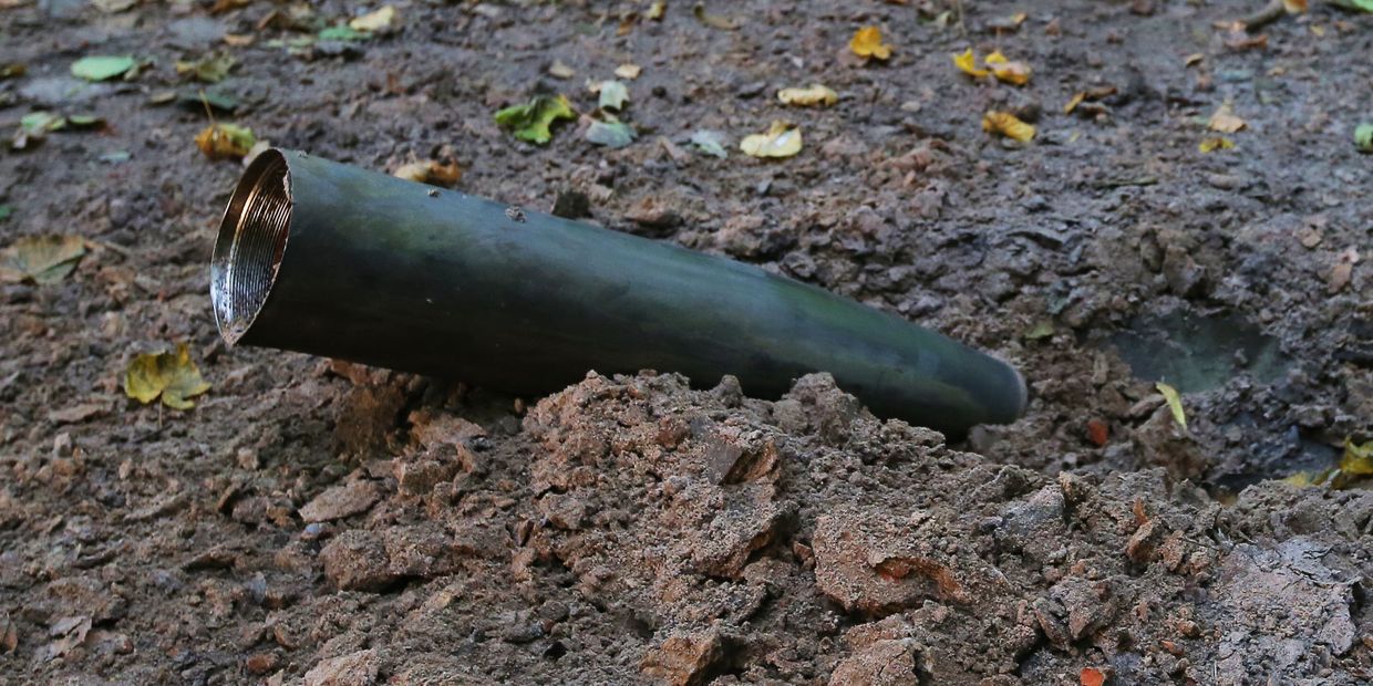 Оболочка снаряда в лесу после взрыва на военном складе под Черниговом. 9 октября 2018