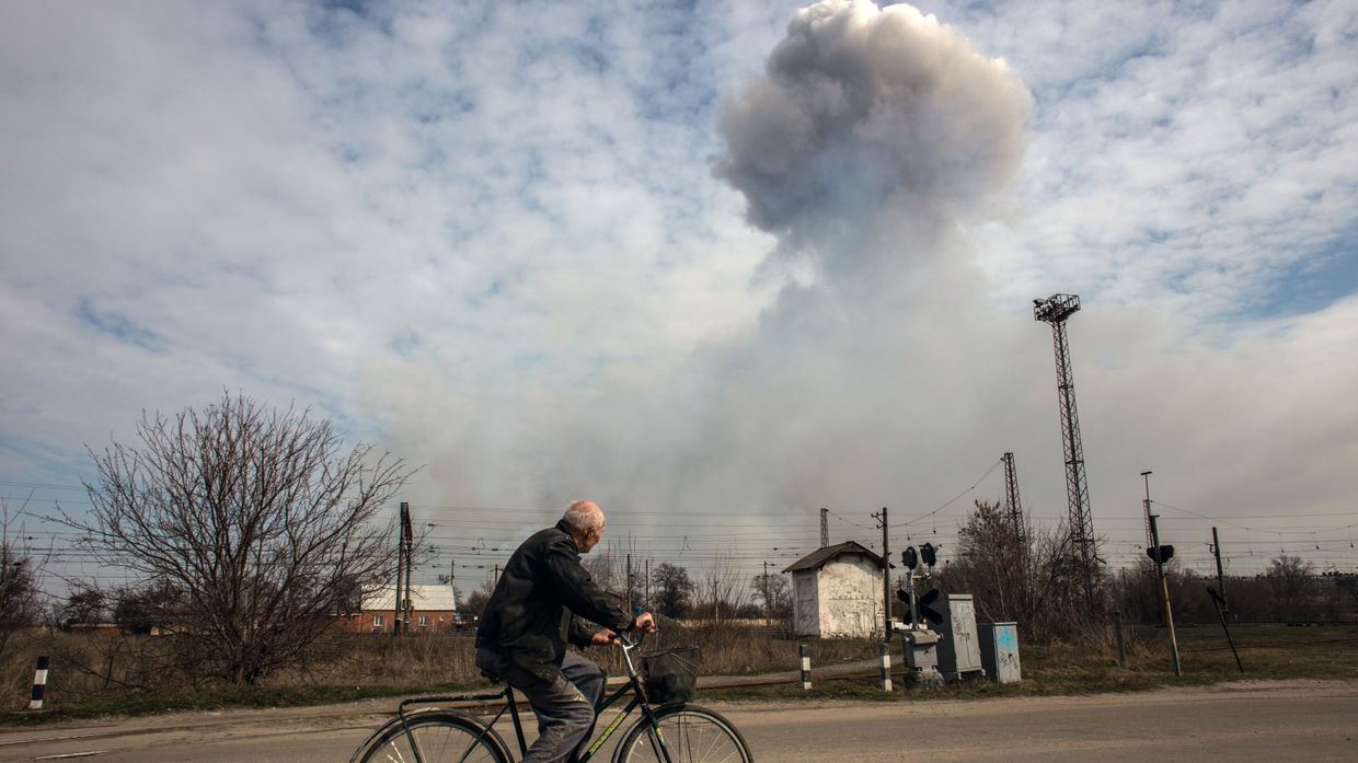 Пожар на складе боеприпасов в Харьковской области. Архивное фото