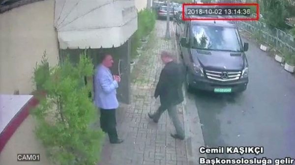 Журналист Джамал Хашогга прибывает в консульство Саудовской Аравии в Стамбуле, Турция Журналист Джамал Хашогга прибывает в консульство Саудовской Аравии в Стамбуле, Турция