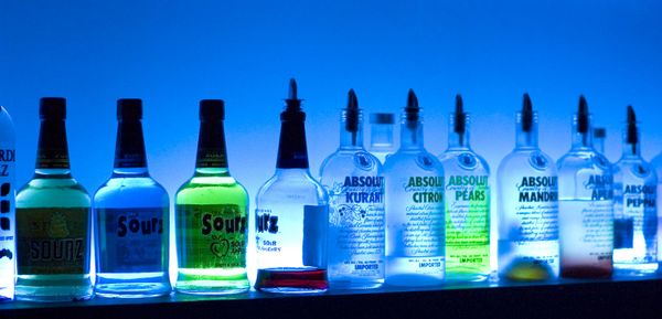 Бутылки водки Absolut в баре 