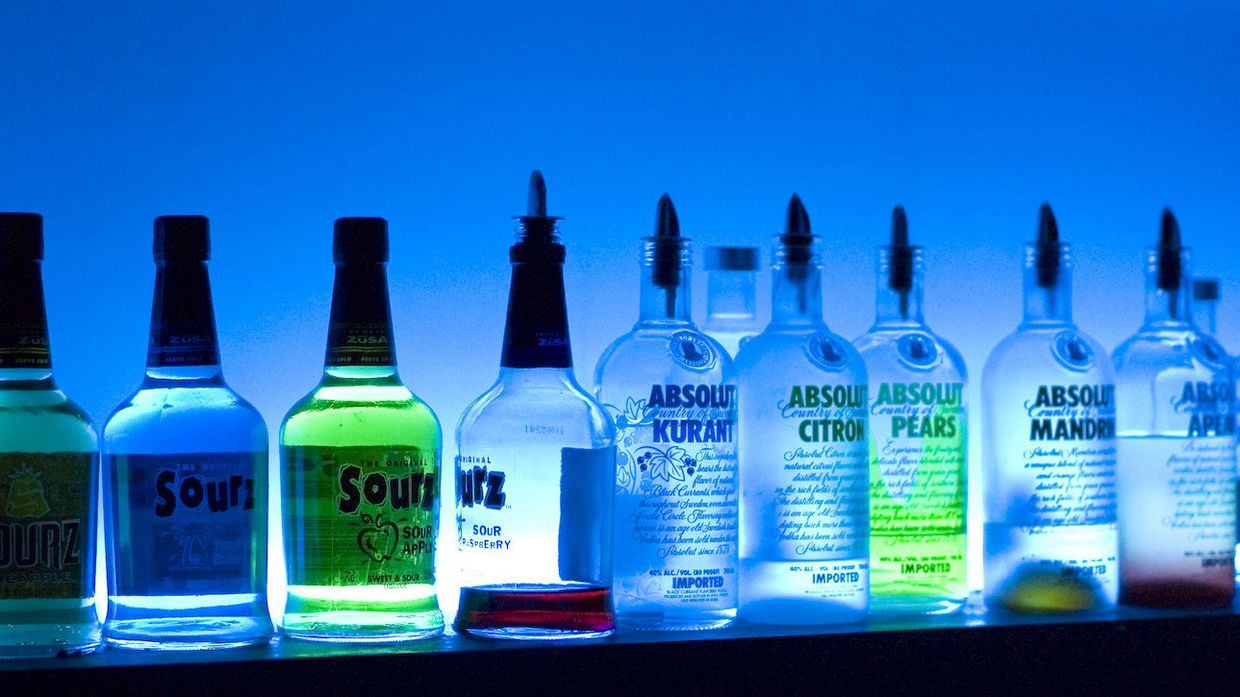 Бутылки водки Absolut в баре 
