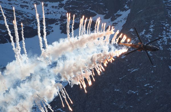 Многоцелевой вертолёт AS 332 Super Puma во время демонстрационного полета в Швейцарии