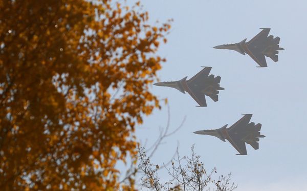 Истребители Су-30СМ пилотажной группы «Русские Витязи» во время полета над Красноярском