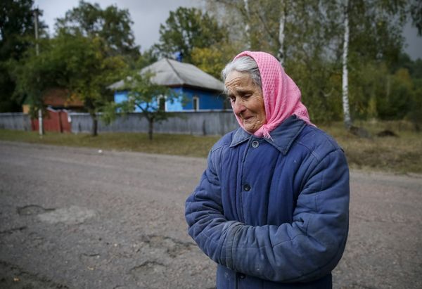 Местная жительница в поселке Дружба