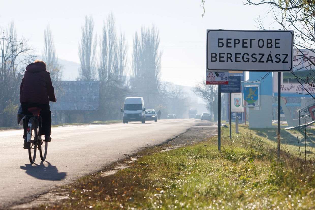 Надписи на украинском и венгерском языках на указателе в городе Берегово в Закарпатской области Украины