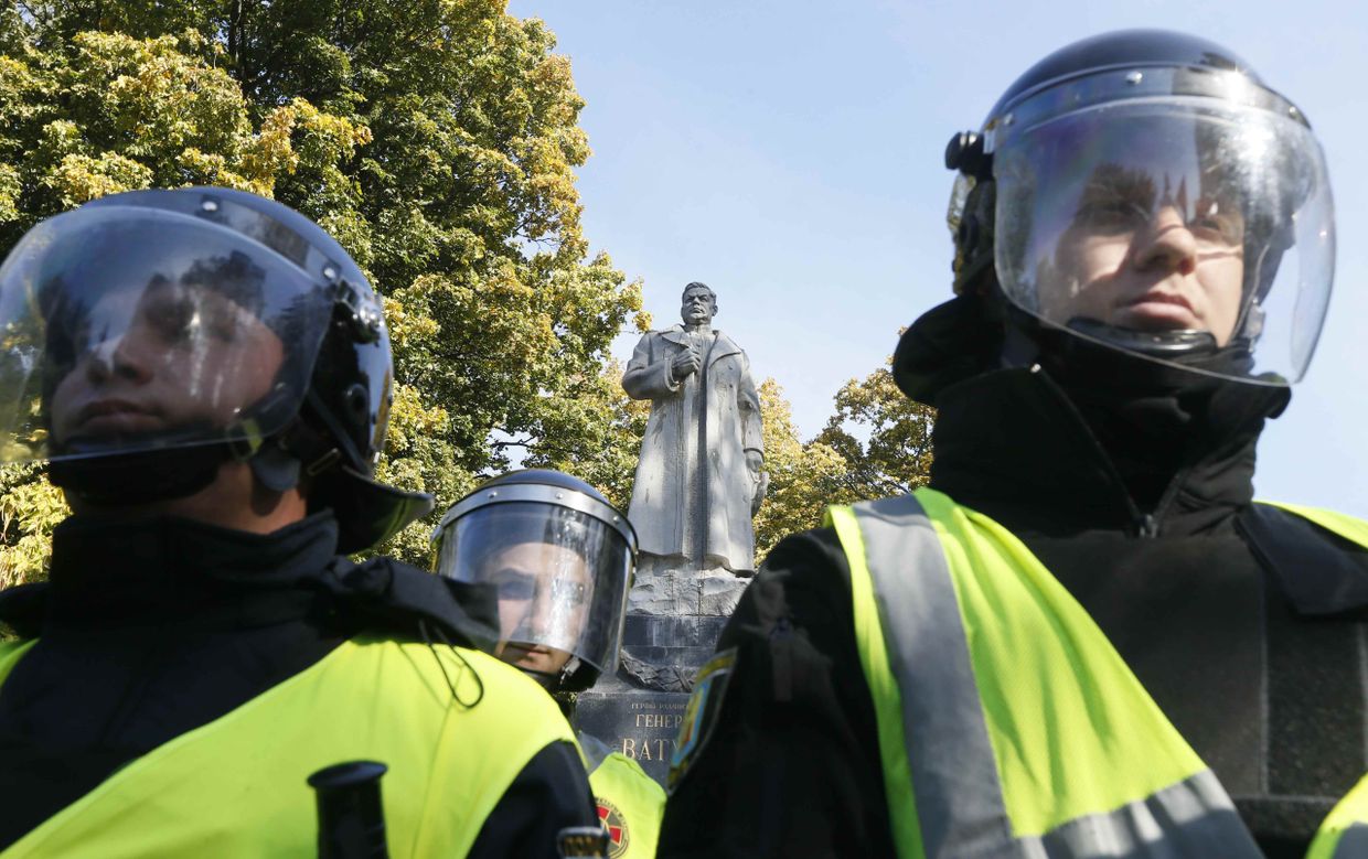 Сотрудники правоохранительных органов Украины у памятника генералу Ватутину в Киеве. 14 октября 2018