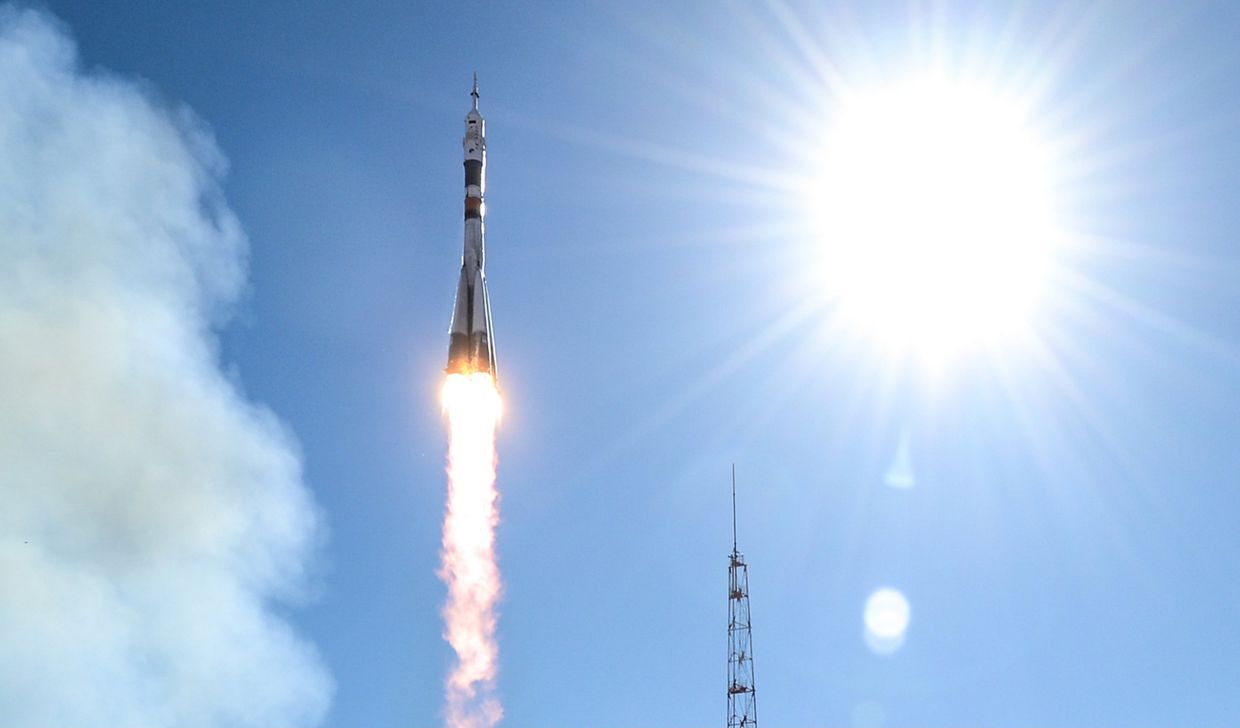 Старт ракеты-носителя Союз-ФГ с пилотируемым кораблем Союз МС-10