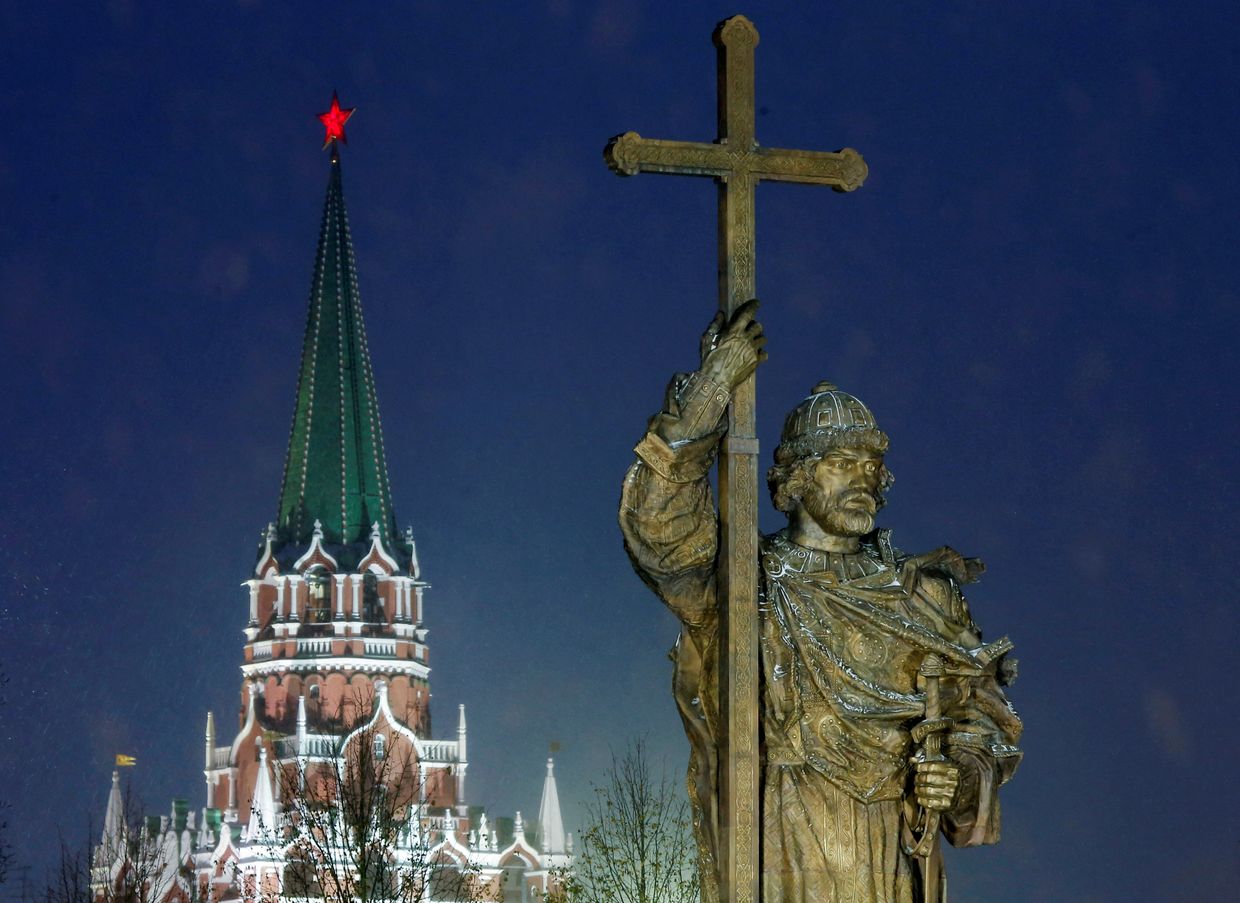 Памятник великому князю Владимиру у кремлевских стен в Москве