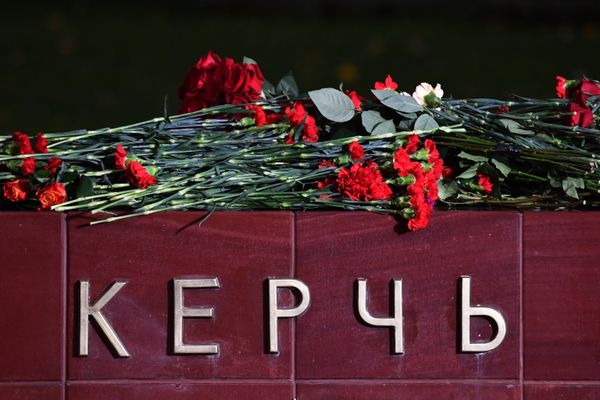 Цветы в память о погибших при нападении на колледж в Керчи Цветы в память о погибших при нападении на колледж в Керчи