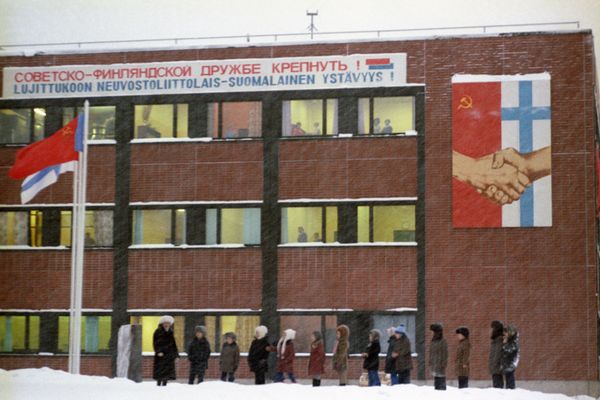 Школьники у памятного камня, заложенного на месте будущего монумента советско-финляндской дружбы