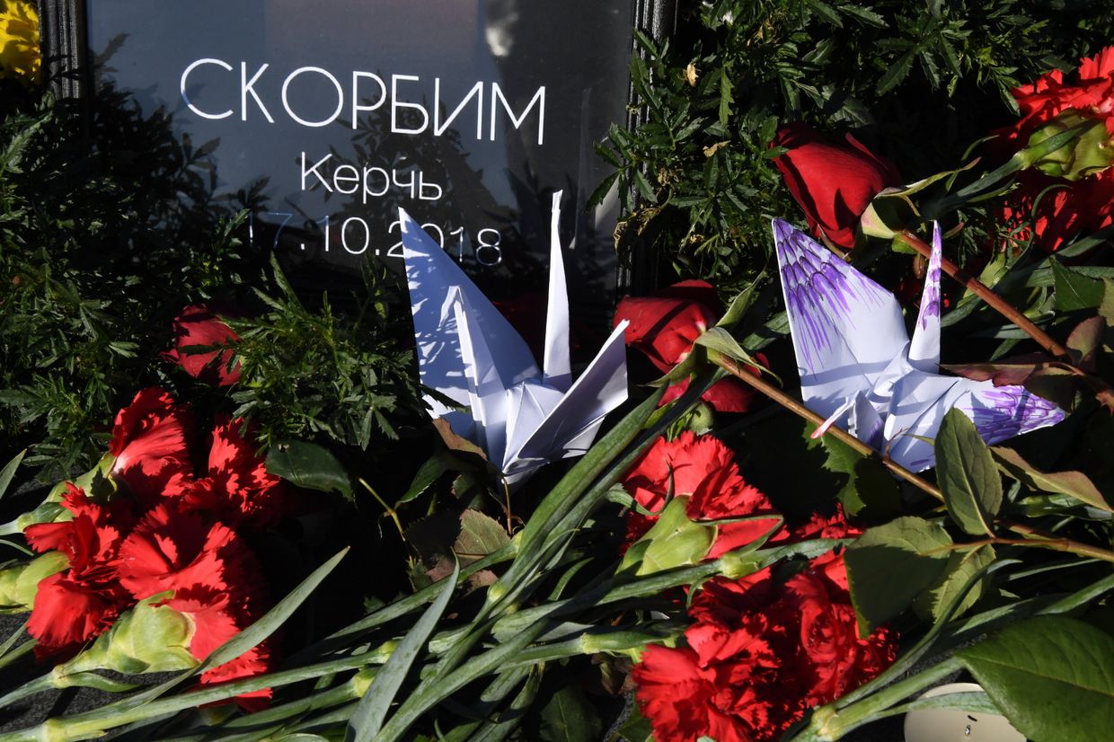 Акции памяти о погибших при нападении на колледж в Керчи