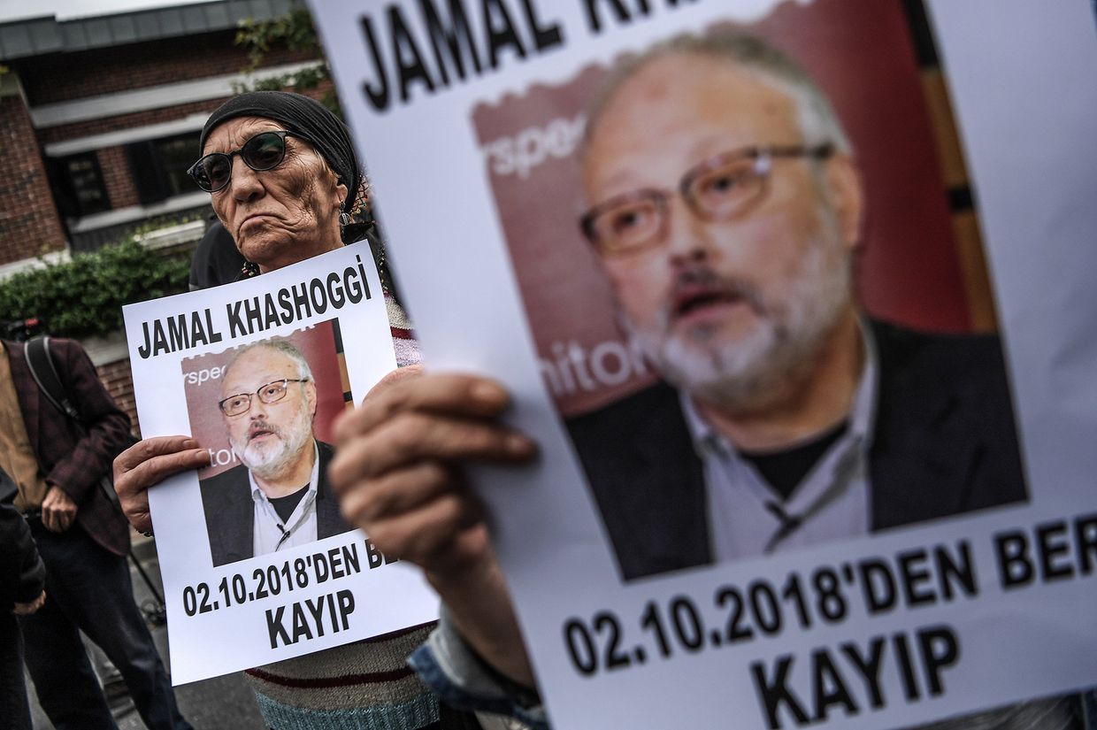 Портреты журналиста Джамала Хашогги во время демонстрации перед консульством Саудовской Аравии в Стамбуле