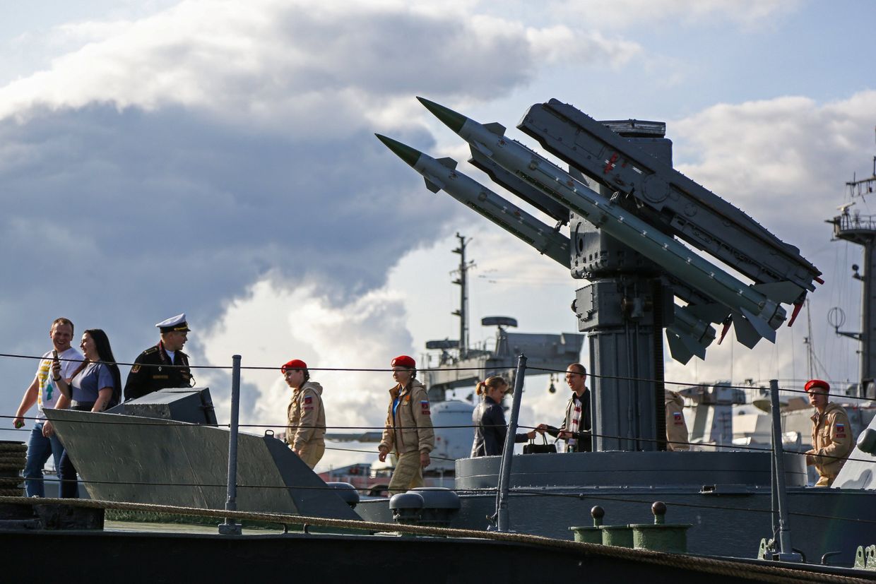 Юнармейцы на экскурсии на малом ракетном корабле Айсберг в рамках военно-технического форума Армия - 2018 в Североморске