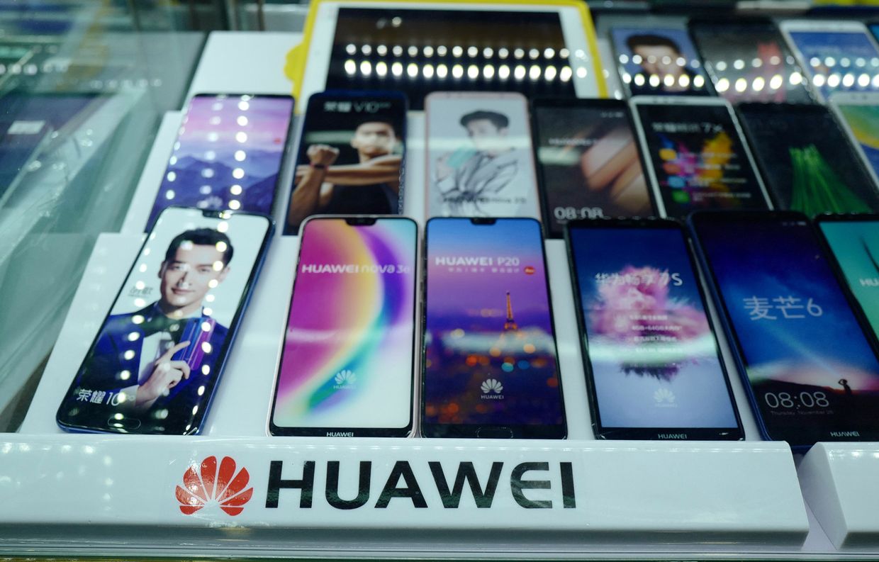 Смартфоны Huawei в магазине в Шанхае