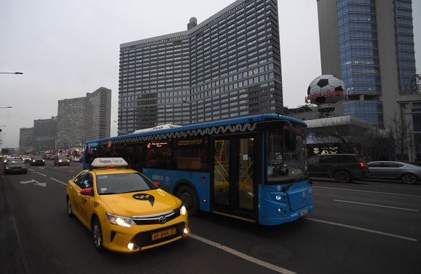 Пассажирский автобус и такси на Новом Арбате в Москве