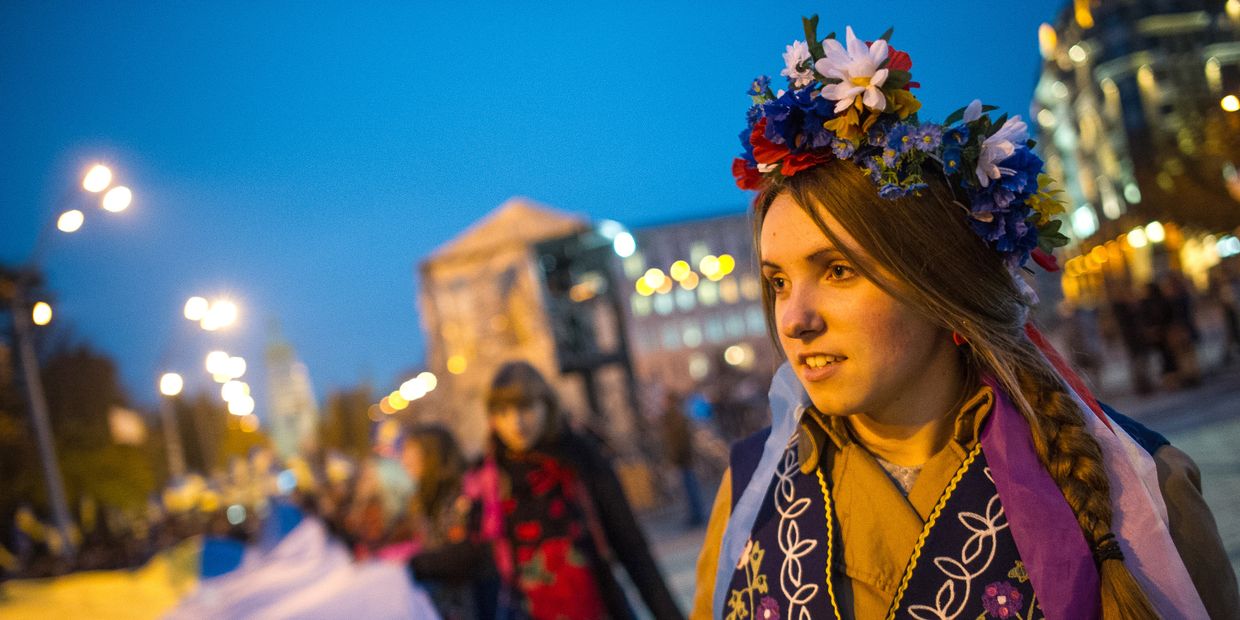 Молодежь с флагом Украины в Киеве Молодежь с флагом Украины в Киеве
