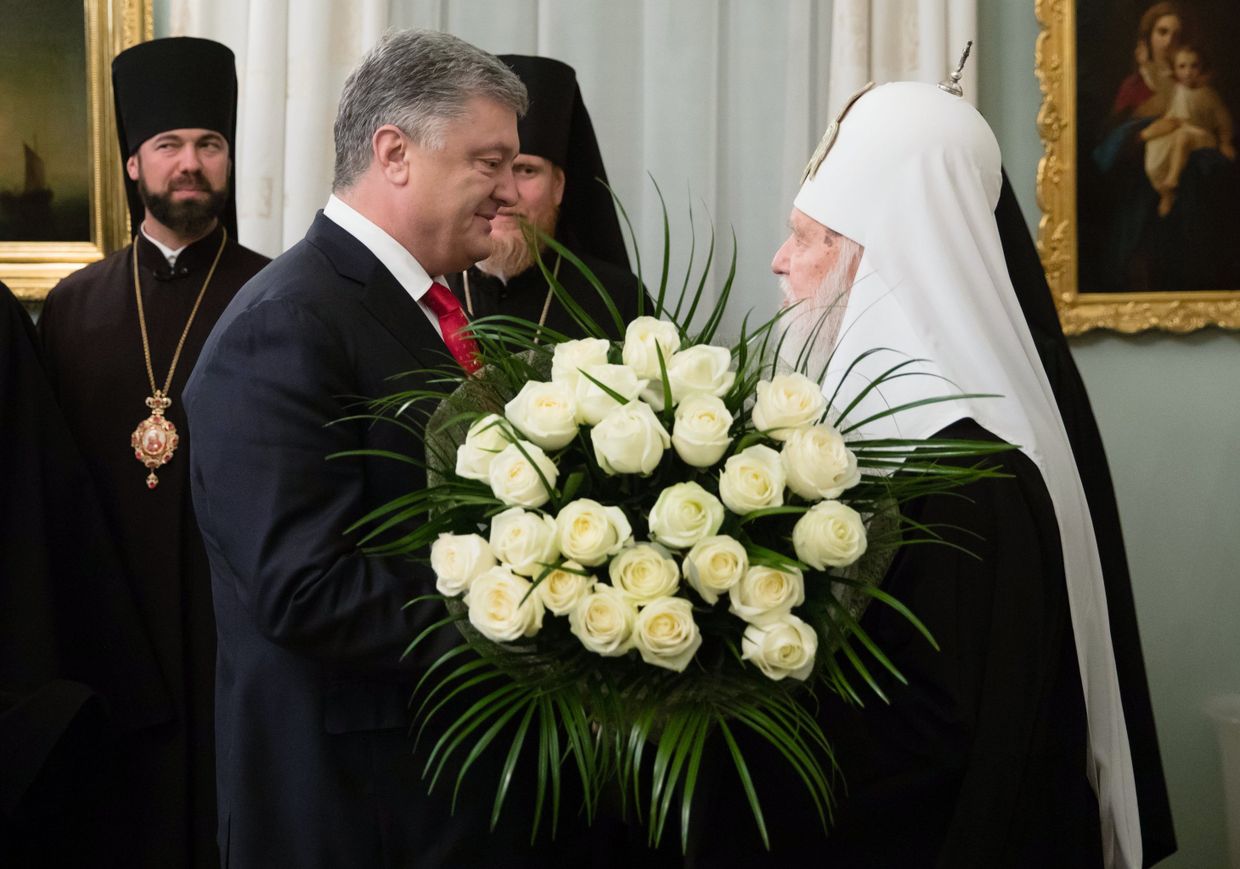 Президент Украины Петр Порошенко поздравляет патриарха Филарета (предстоятель неканонической церковной структуры Украины) с 23-летием интронизации
