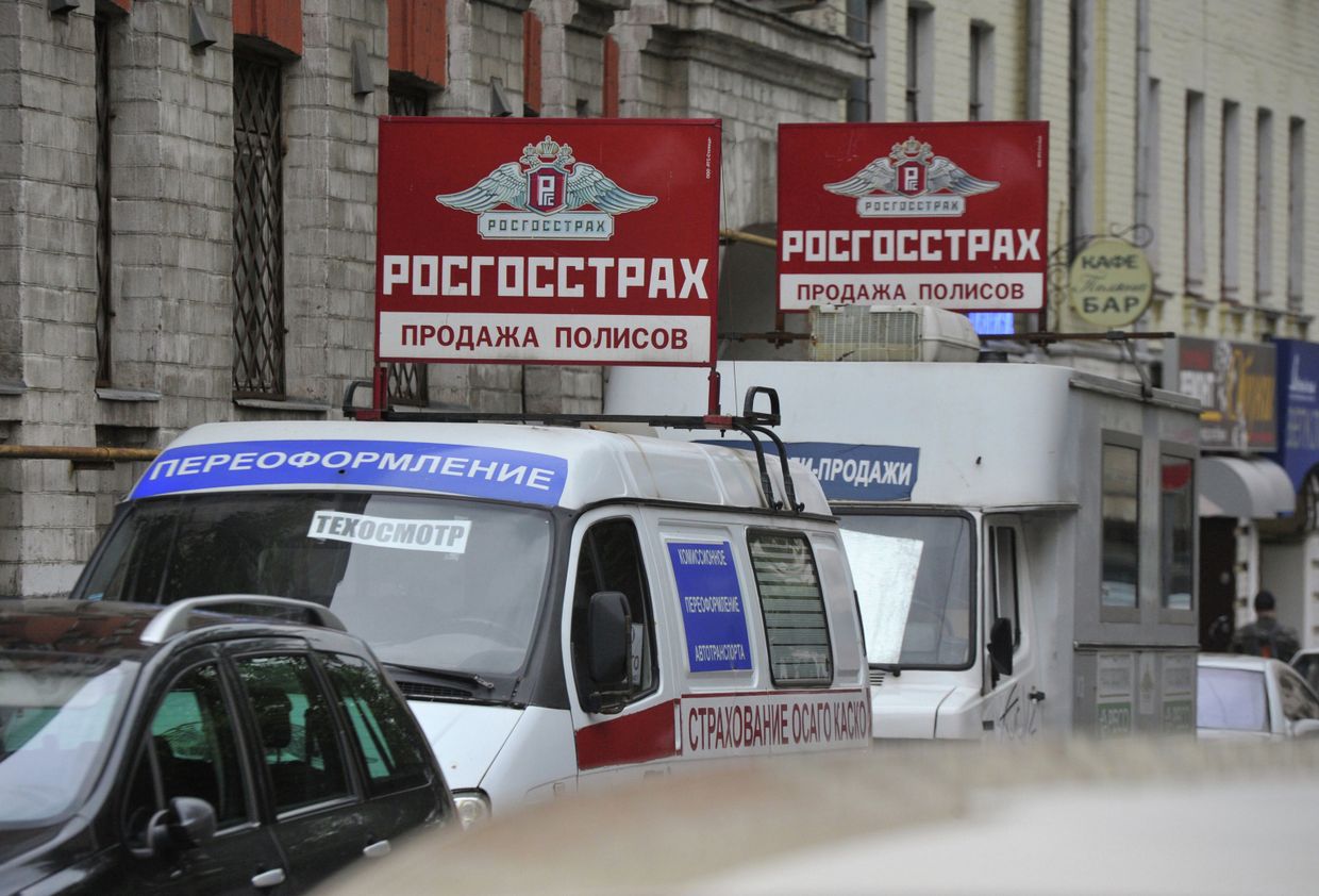Передвижной пункт автомобильного страхования на одной из улиц Москвы
